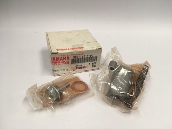 The Yamaha motorcycle parts kit, with reference number 3TB-12210-00, includes a timing chain tensioner in transparent bags inside the original box.