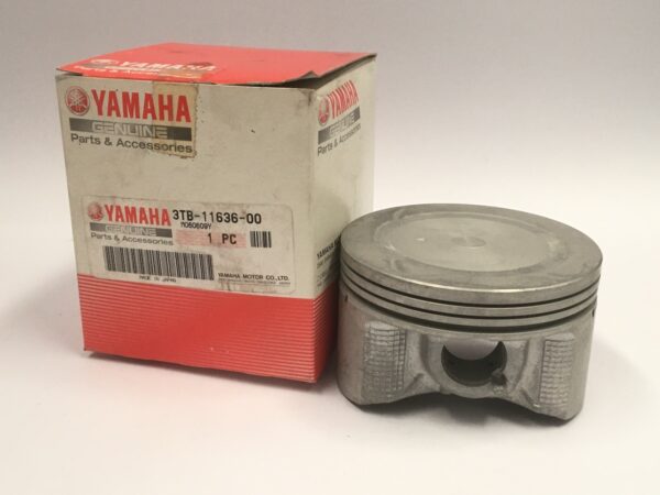 El Pistón 0.5mm de Yamaha se muestra junto a su caja, que destaca por su imagen de marca en rojo y blanco y sus logos detallados.