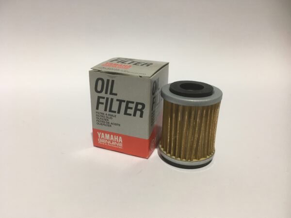 El filtro de aceite Yamaha se muestra junto a su elegante caja sobre un fondo sencillo.