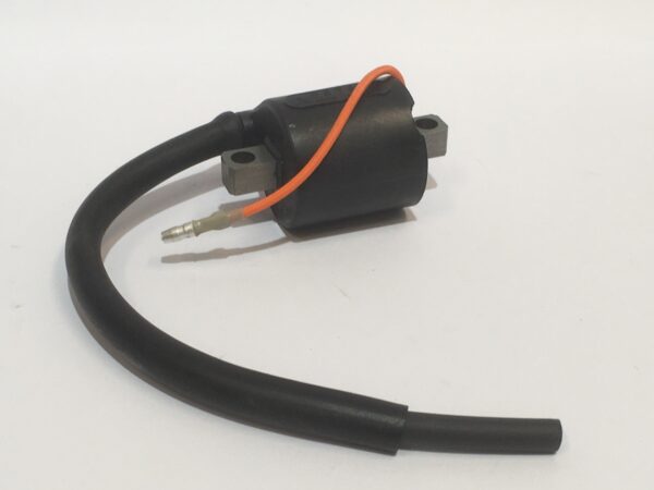 Una bobina de alta 12V de alto rendimiento, con un diseño cilíndrico negro y un cable naranja conectado, se presenta de manera elegante sobre un fondo blanco.